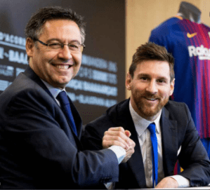 President Bartomeu & Lionel Messi during the player’s contract extension in 2017 